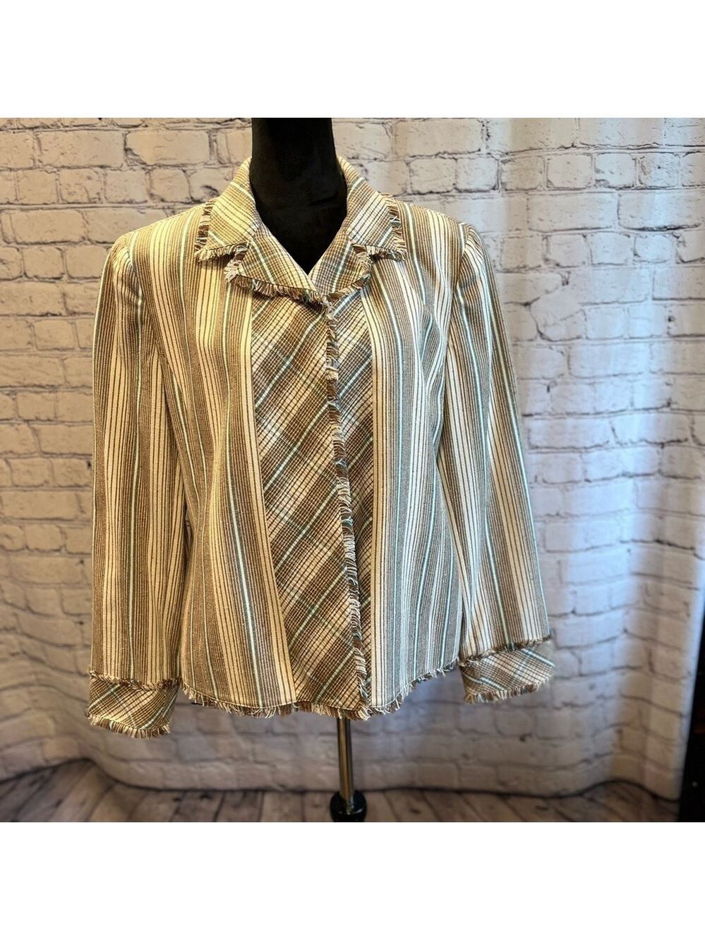 Doncaster Women’s Blazer beige with blue stripe. 100% Silk. Size Large Like new